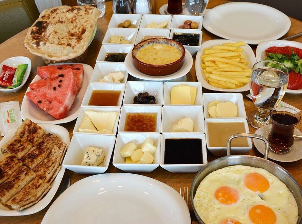 Bahcelievler Kezzban Cafe Den Nefis Kisi Basi Serpme Kahvalti Menusu Firsat Bu Firsat