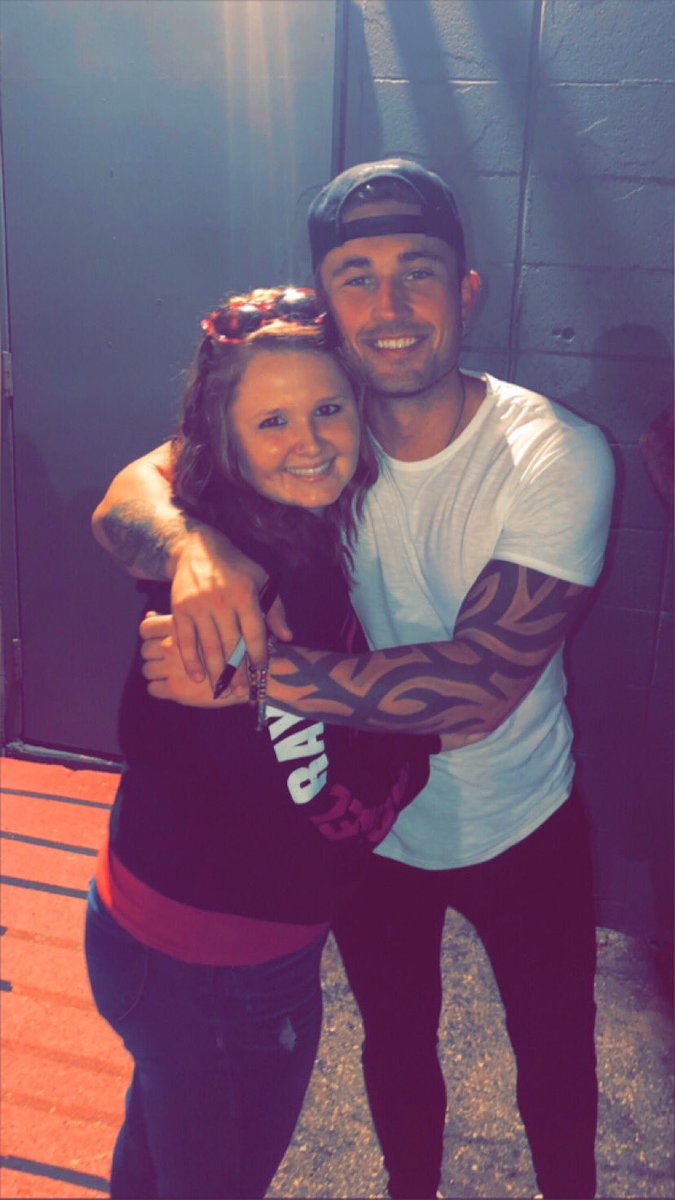 kaitlyngarrow's tweet photo. Thank you so much for the night of my life!! @Michaelraymusic 🌟👌❤️ You are the sweetest human being there is and you PUT ON THE BEST SHOWS!! Idk anyone who’s better. I’m so beyond happy I finally met you 😁 By far last nights show in Flint was the best 💕 https://t.co/l0QVIRexMa