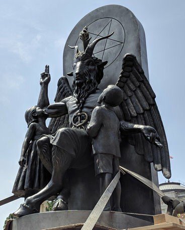 アーカンソー州の議会議事堂に悪魔バフォメットの像が到着！十戒の石碑