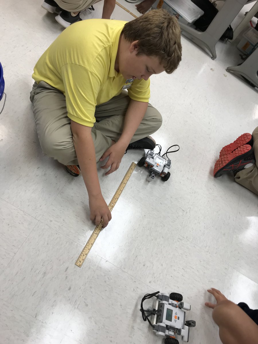 mnations8's tweet photo. Learning how to program our NXT robots. #causeytigers @Causeytigers @LEGO_Education https://t.co/lki9DrbgaG
