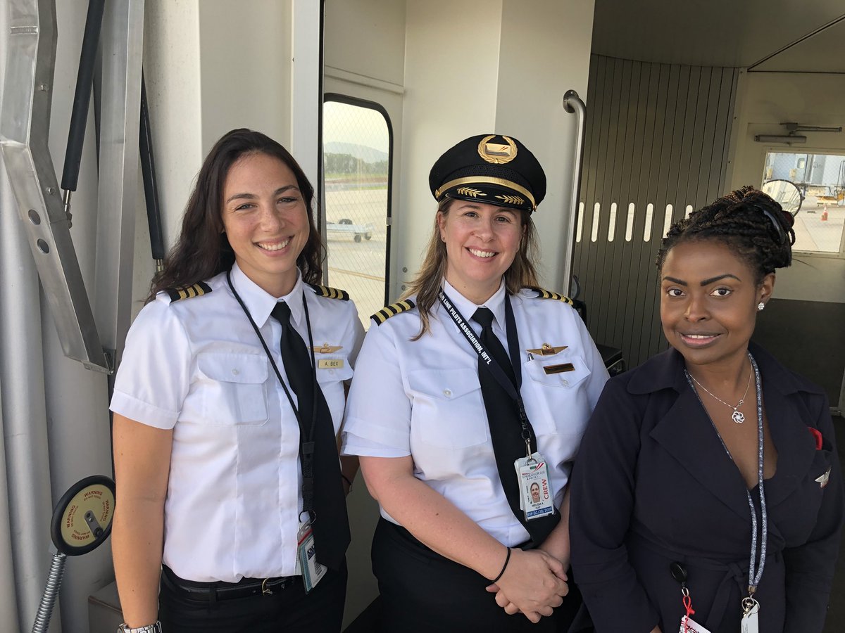 r_miotto_e's tweet photo. A beautiful all-female crew in #AVL!@Delta #Deltaproud #girlpower #flyavl 😍😍😍❤️😍😍😍 #Delta #wonderwomaninreallife @DeltaNewsHub @delta https://t.co/V9aVPGq3P8