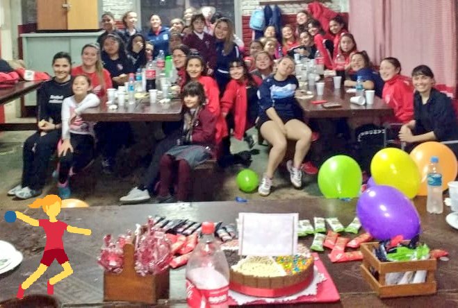 caihandball's tweet photo. ๐๐ Imรกgenes de nuestro festejo del Dรญa del Niรฑo๐๐ฐ๐ญ๐ฌ
Noche de pizzas y dulces, en el Complejo de Tenis.
#handballcai #Independiente #TodoRojo
Las jugadores de #ElรnicoRey ๐คพ https://t.co/o10zTGO8sW