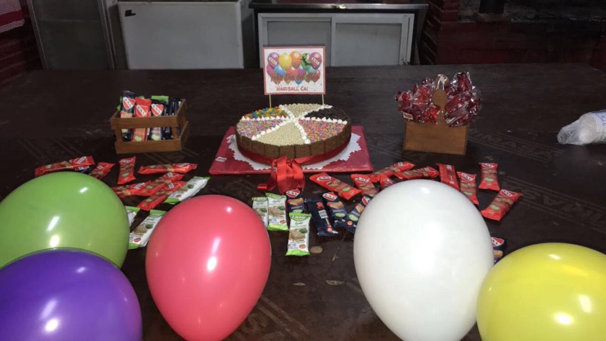 caihandball's tweet photo. ๐๐ Imรกgenes de nuestro festejo del Dรญa del Niรฑo๐๐ฐ๐ญ๐ฌ
Noche de pizzas y dulces, en el Complejo de Tenis.
#handballcai #Independiente #TodoRojo
Las jugadores de #ElรnicoRey ๐คพ https://t.co/o10zTGO8sW