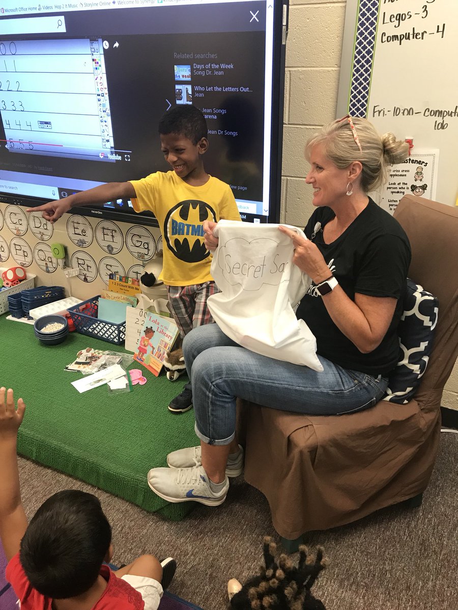 MRS_WRIGHT_106's tweet image. What’s in the Secret Sack? Guess our letter of the day! #showandtell #descriptivelanguage #journeytoAWE #adventureawaits @bakerelembears
