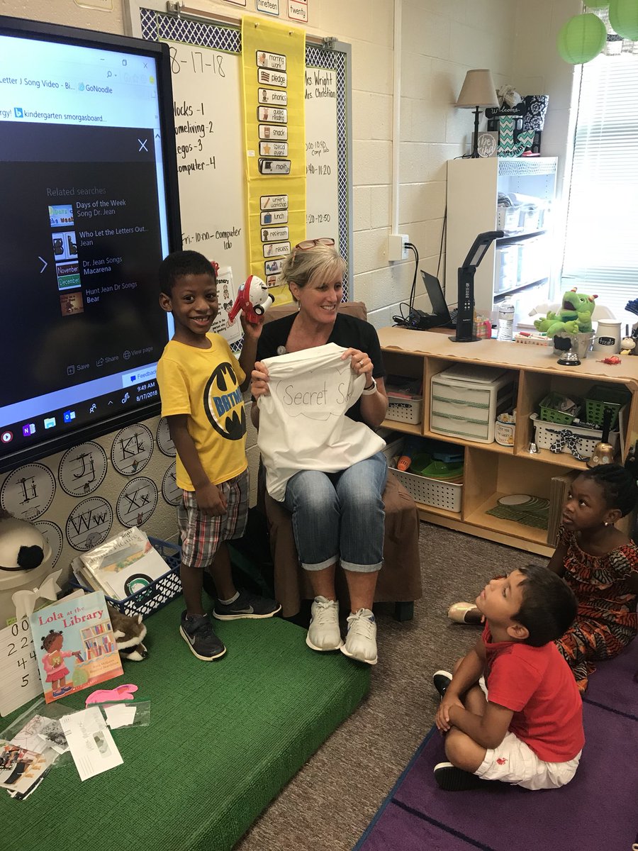 MRS_WRIGHT_106's tweet image. What’s in the Secret Sack? Guess our letter of the day! #showandtell #descriptivelanguage #journeytoAWE #adventureawaits @bakerelembears