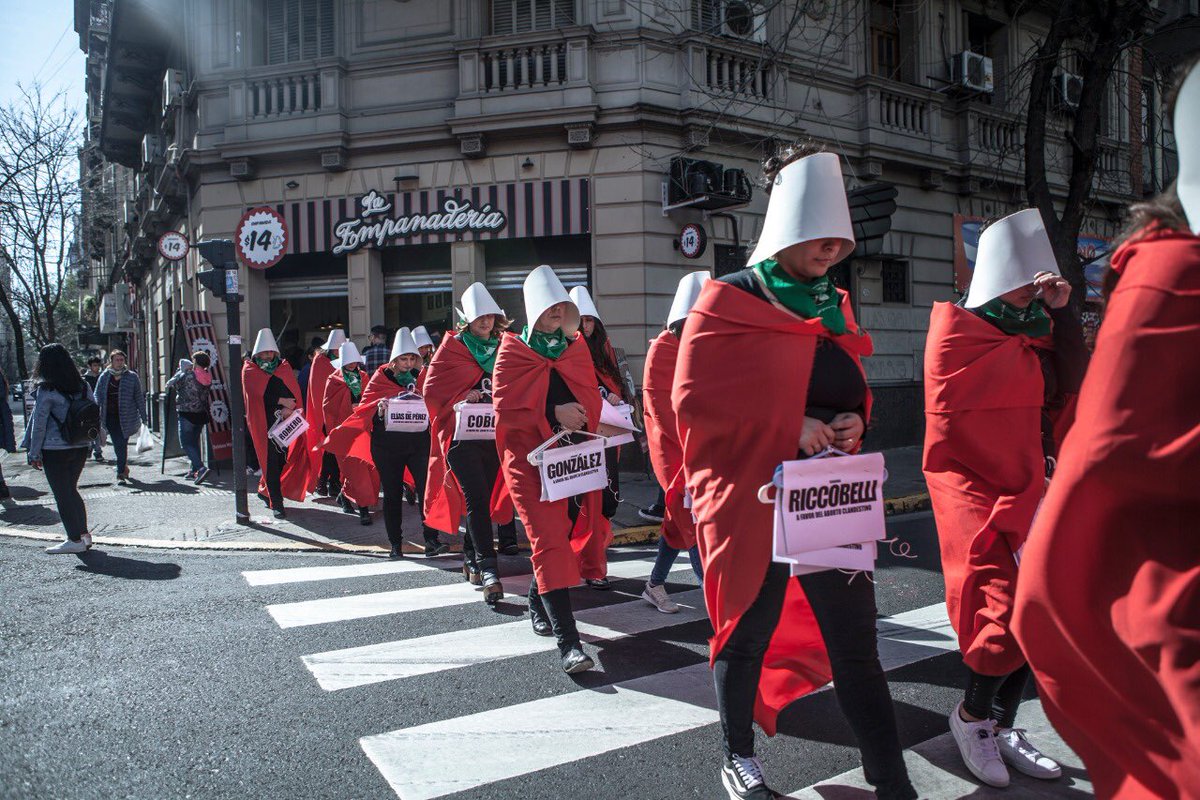 PeriodistasdArg's tweet photo. #CriadasenelSenado #senadorespercha vamos a estar ahí cada vez que perdamos una mujer en un #AbortoClandestino porque #Elsenadoesresponsable #post8A #SeraLey Ph @linalimalimon para @Lavacatuitera https://t.co/AzaxCBmINa