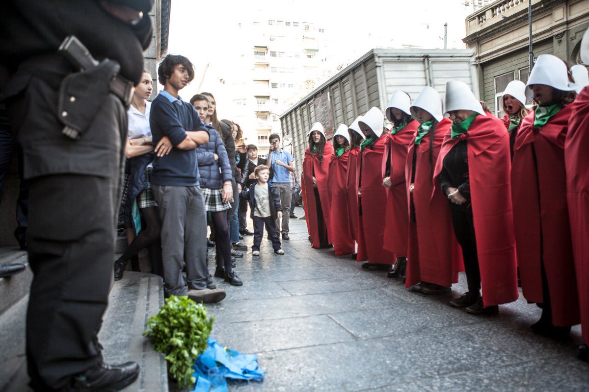 PeriodistasdArg's tweet photo. #CriadasenelSenado #senadorespercha vamos a estar ahí cada vez que perdamos una mujer en un #AbortoClandestino porque #Elsenadoesresponsable #post8A #SeraLey Ph @linalimalimon para @Lavacatuitera https://t.co/AzaxCBmINa
