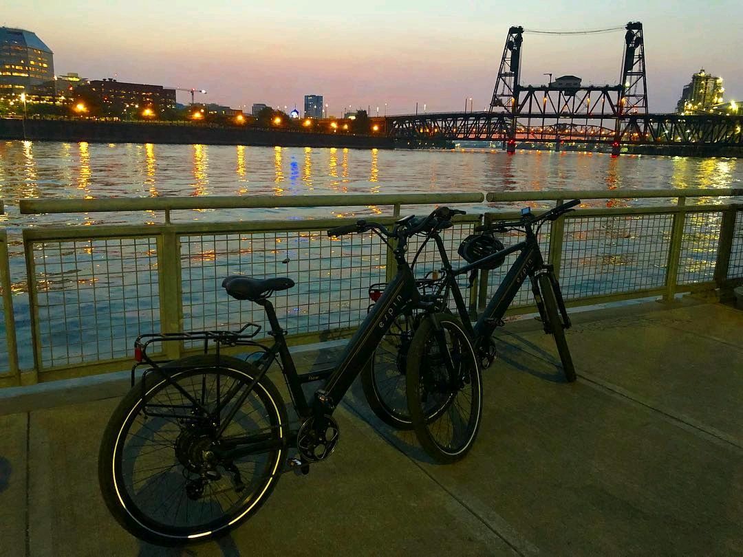 What better way to start off the weekend. 

Reposting @5erenachang: 
...
"✌🏼Night riding with <a href="/chris/">chris</a>.suplicki <a href="/espinbikes/">espin</a>"