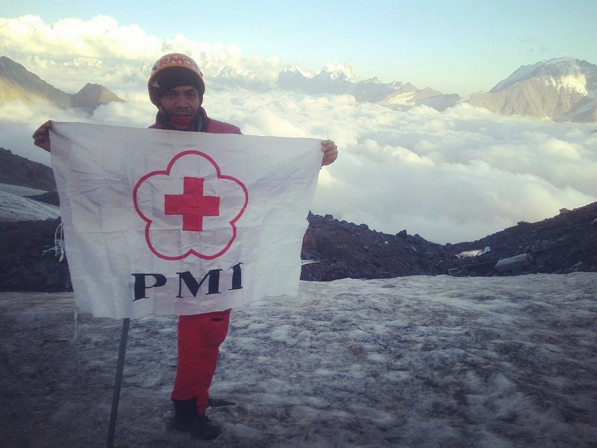 pmisurakarta's tweet photo. Selamat pagi sahabat, @sabargorky sudah sampai di puncak Elbrus dengan selamat dan sehat. Mohon doa nya sampai solo kembali dengan selamat.
.
#pmi #pmisolo #pmisiapbantu #gunung #vertical #sukarelawan #difable #savensummit #sabargorky https://t.co/SXILyMWijp