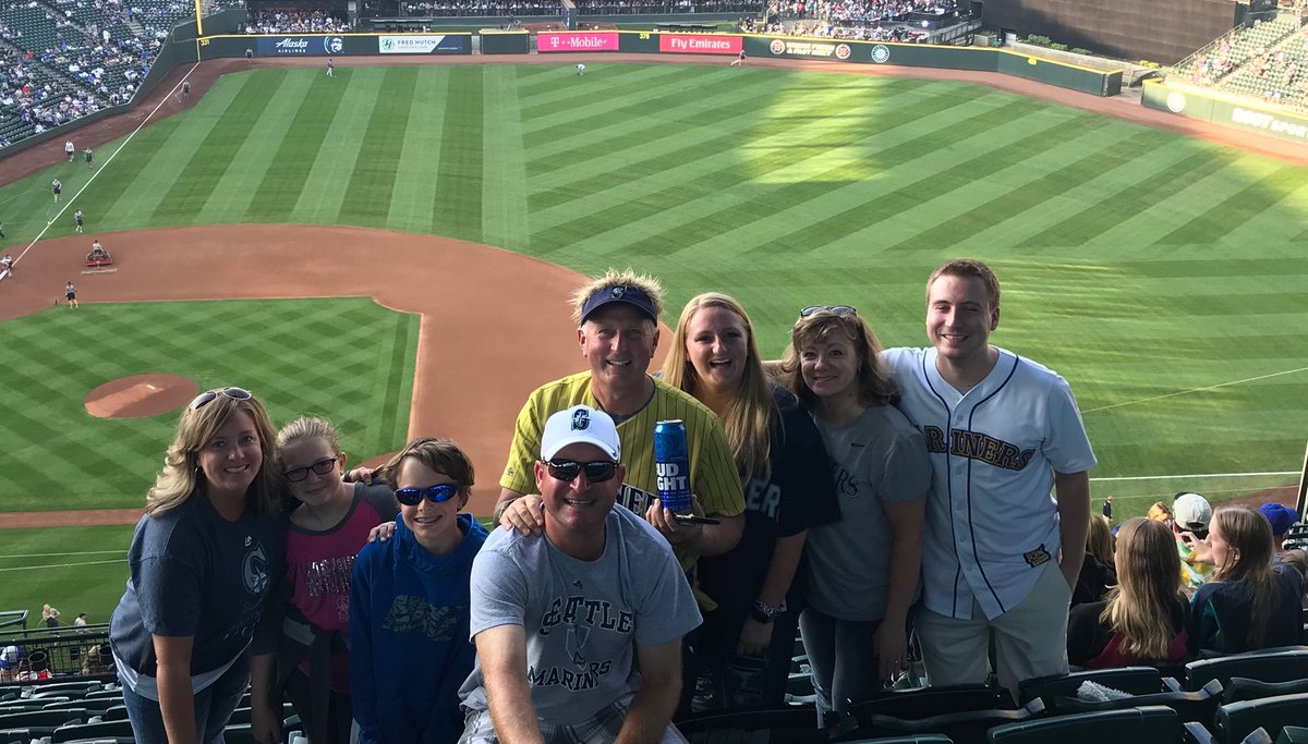 Thornton1Jill's tweet photo. Celebrating my 45th birthday with the fam and the M’s! #whereiroot #hiangie #birthdayweek #makinmemories https://t.co/eMUSGcTwgU