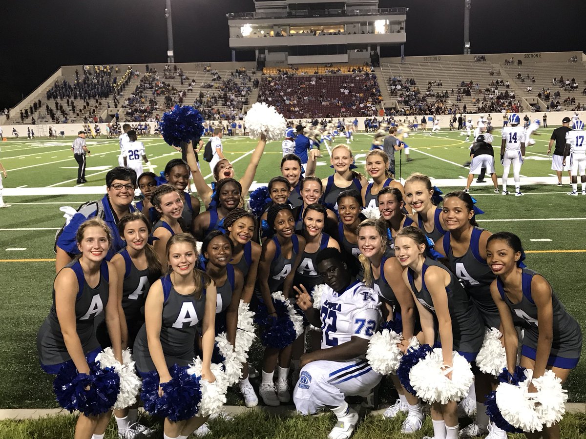 ApopkaCheer's tweet photo. Taking a pic with our fav football manager!!!  Go Merv!! https://t.co/tLvbtvXNdS