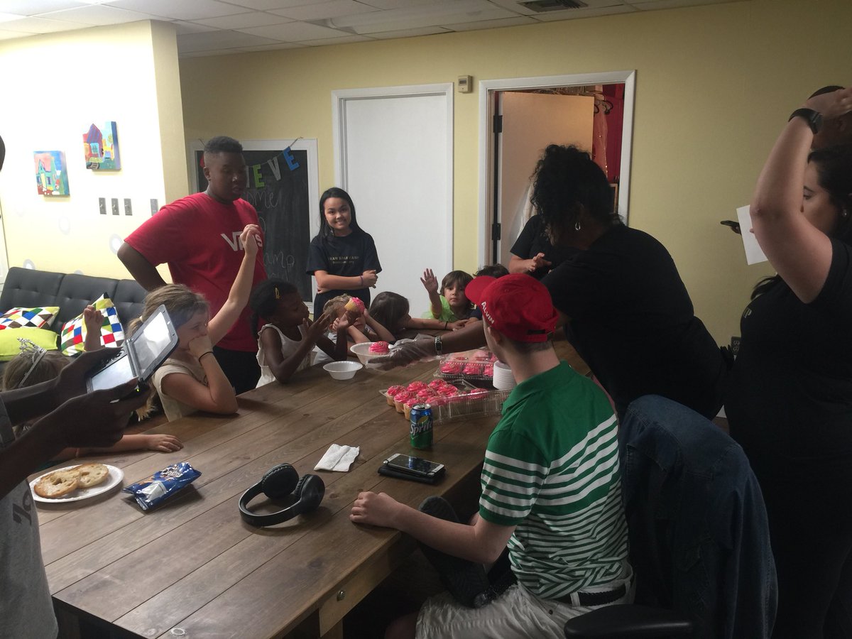 ChaletBrannan's tweet image. The newest #Ambassador for  @basecampccf ( me ) in a “ Parents Night Out “ program on Friday nights.  Here I am with a child that is going through what I did.  I love ❤️ what I do and 💕 helping others. Oh by the way, this is the #PrincessRoom.   Believe-Achieve-Support-Educate