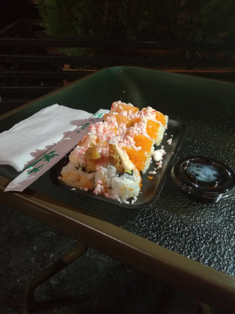 Angiepfs's tweet photo. Estoy probando la el "Samurai roll" en La Lonchera #sushimasterco 😋 https://t.co/SILV650Mq9