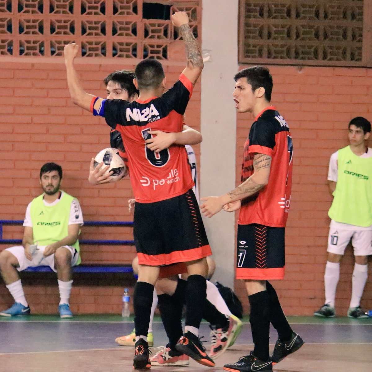 AFEMECFutsal's tweet photo. #LigaPremium | Final del partido!

@AFEMECFutsal (5) - @clubfilouna (2).

📈IDA: Afemec (2) - Filosofía (6).
🌍Global: Afemec (7) - Filosofía (8).

#AfemecSiempre #FutsalFIFA #Repechaje #Vuelta https://t.co/kYgeZ9kSGI