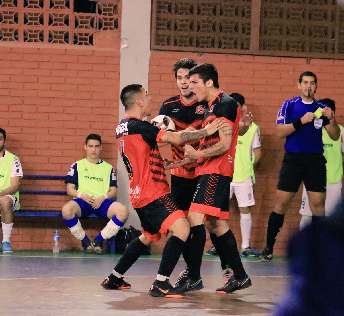AFEMECFutsal's tweet photo. #LigaPremium | Final del partido!

@AFEMECFutsal (5) - @clubfilouna (2).

📈IDA: Afemec (2) - Filosofía (6).
🌍Global: Afemec (7) - Filosofía (8).

#AfemecSiempre #FutsalFIFA #Repechaje #Vuelta https://t.co/kYgeZ9kSGI