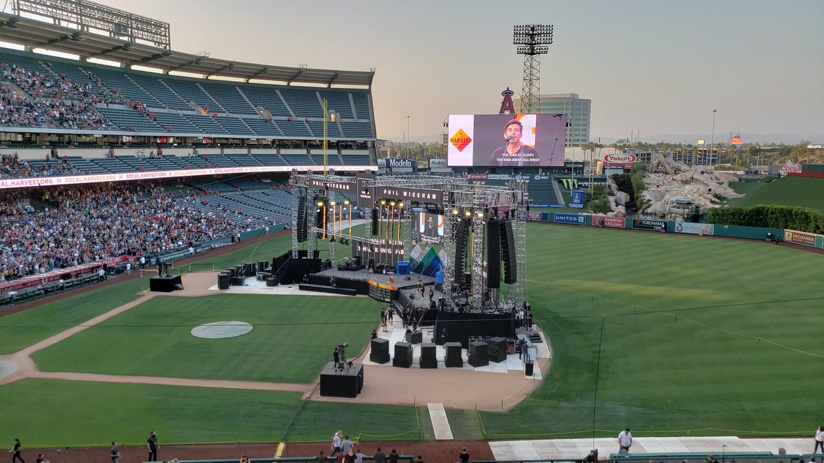 petinak's tweet photo. With @joshdbanker and 5 thousand volunteers from 240 churches singing with @philwickham for one purpose #HarvestSoCal https://t.co/uP8gINee4h