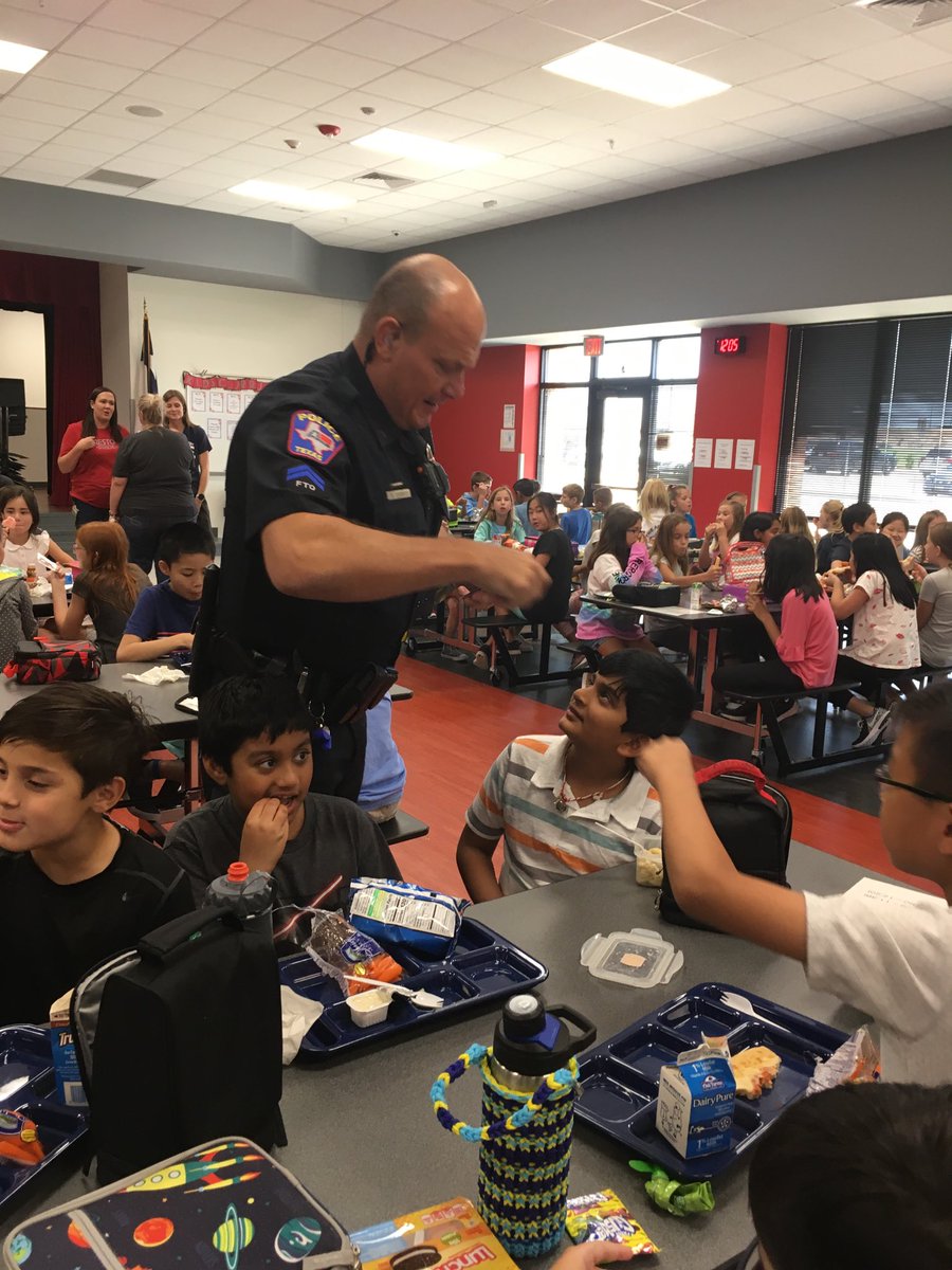 Icenhower4VAISD's tweet photo. Even ⁦@sro_danko⁩ is helping to build a positive community at Preston Elementary! #ThePrestonPride https://t.co/djdPtLfDfS