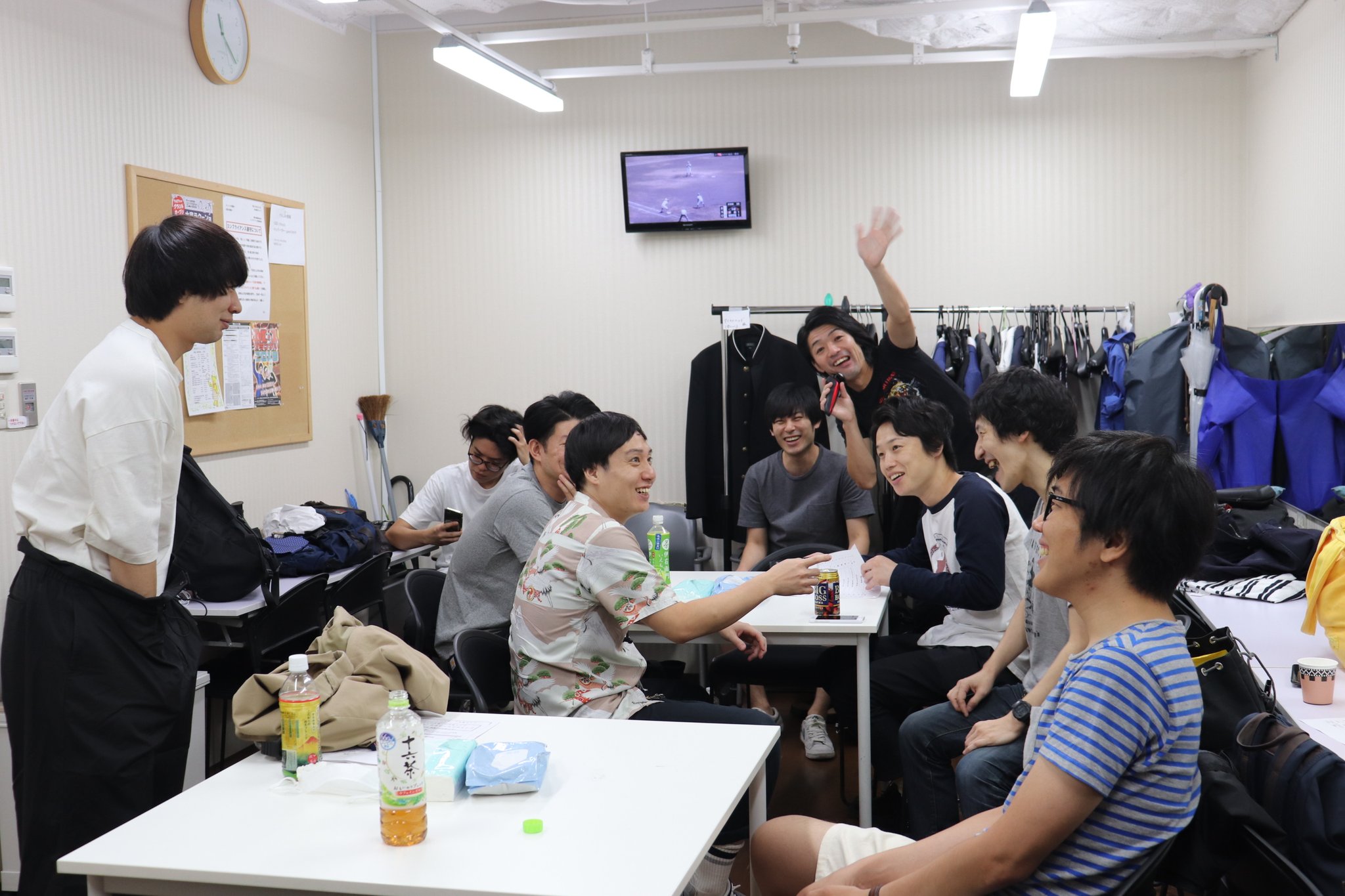 大宮ラクーンよしもと劇場 見取り図の大宮一日店長ライブ 開演まで30分切りました 立ち見でしたら販売しておりますので是非お買い求めください 本日来れなかった方のためにも楽屋ショットを多めに配信出来るよう頑張ります 大宮ラクーンよしもと劇場 見取り図の大宮一日店長ライブ 開演まで30分切りました 立ち見でしたら販売しておりますので是非お買い求めください 本日来れなかった方のためにも楽屋ショットを多めに配信出来るよう頑張ります