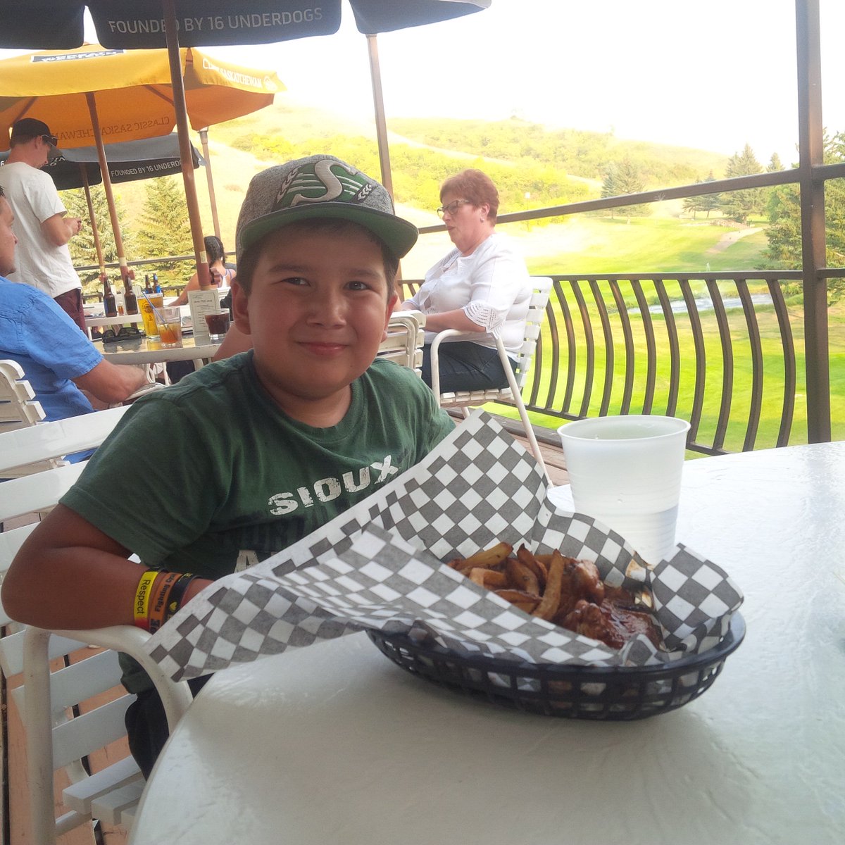 Big_G_09's tweet photo. A view ๐ and food ๐ outta this world! #foodie #EchoRidge โณ course #FortQuappelle #SK ๐ #BullsClub ๐ approved ๐ https://t.co/ha31IzjCbk