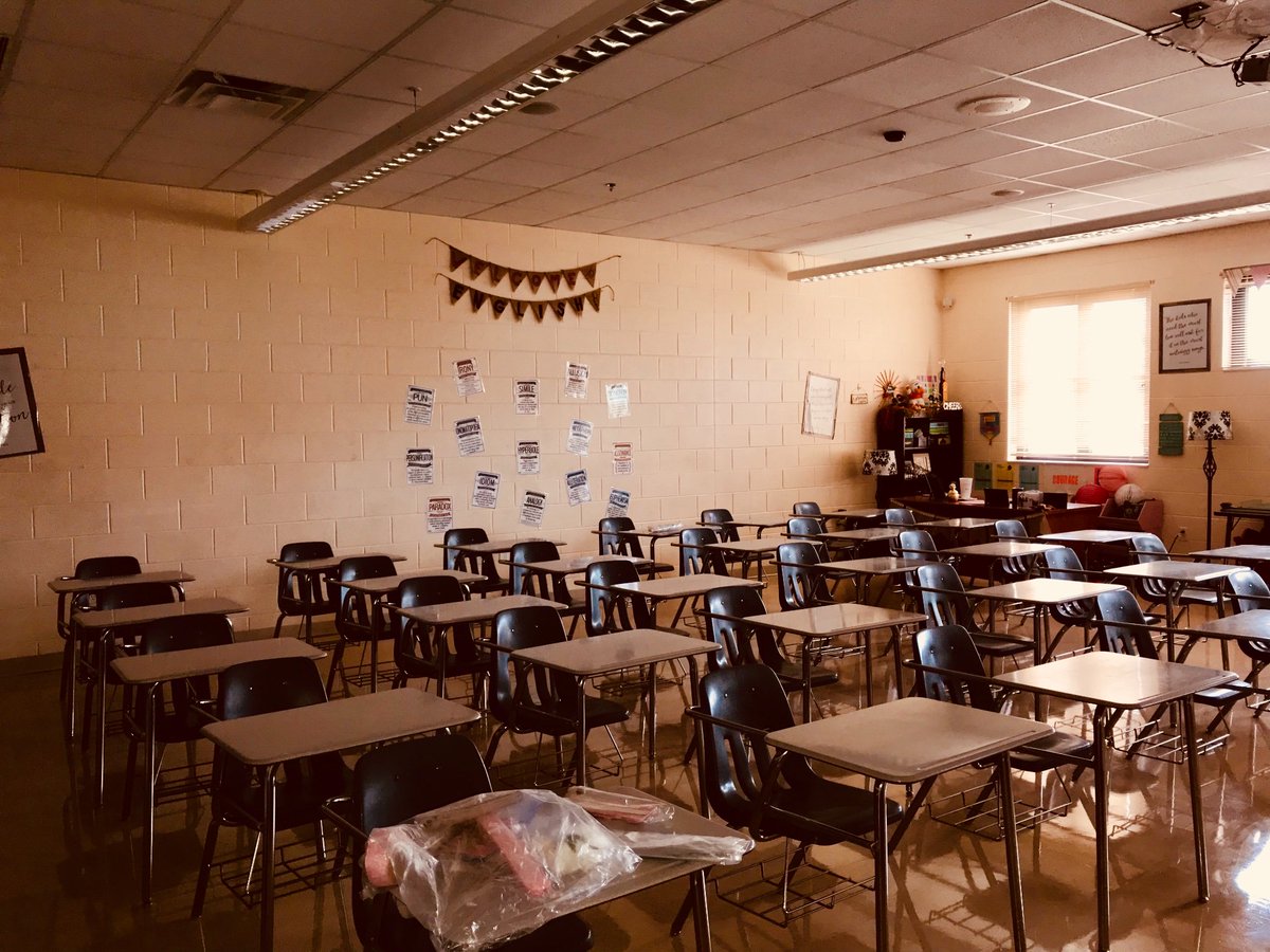 ChrissyBeaver2's tweet photo. Welcome to Mine and Ms. Hansenβs English 1 classroom! Weβre so excited to be coteaching this year! Thereβs still a few final touches Iβd like to add, but this is it thus far... #uhstitans #uhsproud #TitanTeamWork #Cotaughtteam #Tightnup https://t.co/bTH45P4AfD