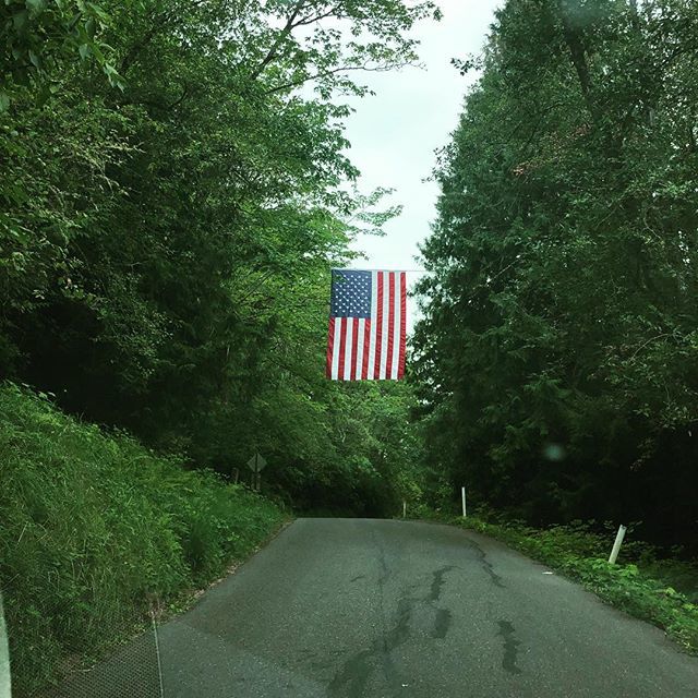 GreyCoopre's tweet image. Flag out in the middle of nowhereville. #washingtonstyle #popoincarnation #flagbanner ift.tt/2PgpCHH