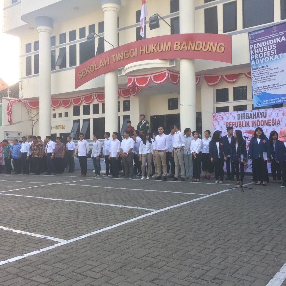Assalamualaikum wr,wb.
Alhamdulillah Telah Terlaksana Upacara memperingati Hari Kemerdekaan 17 Agustus 2018 di Halaman Kampus Sekolah Tinggi Hukum Bandung.

Dirgahayu Indonesia ku!