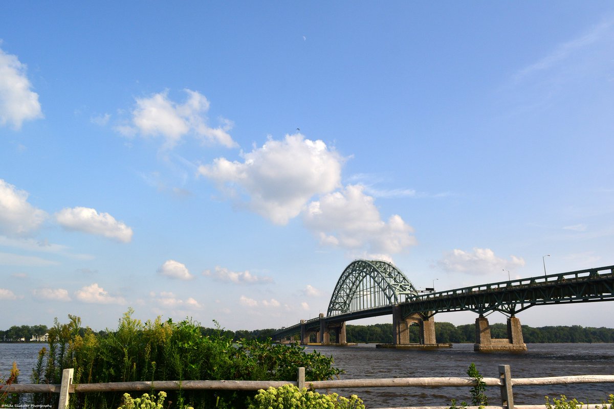 MikeSlickster's tweet photo. This afternoon's First Quarter Moon, on its way to August 26th's Full Sturgeon Moon. #DelawareRiver #DelRiverWatershed #Philly #Tacony #LardnersPoint https://t.co/HWH0Wr4aBZ