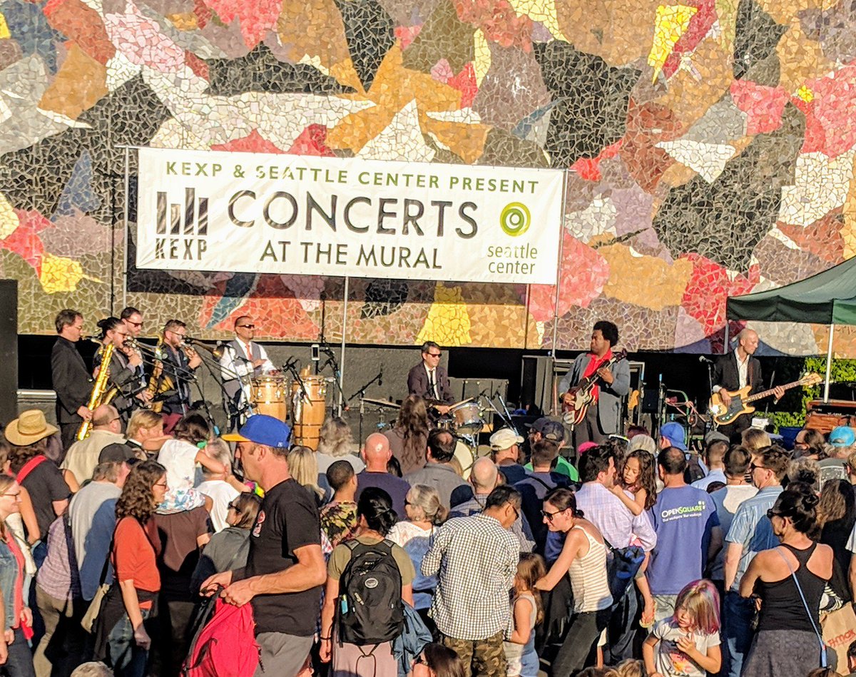 EdisonSeattle's tweet image. We're back, sitting in our orange chairs, eating our dinner sammies, sipping our old fashioneds, and listening to some jammin' music. #concertsatthemural