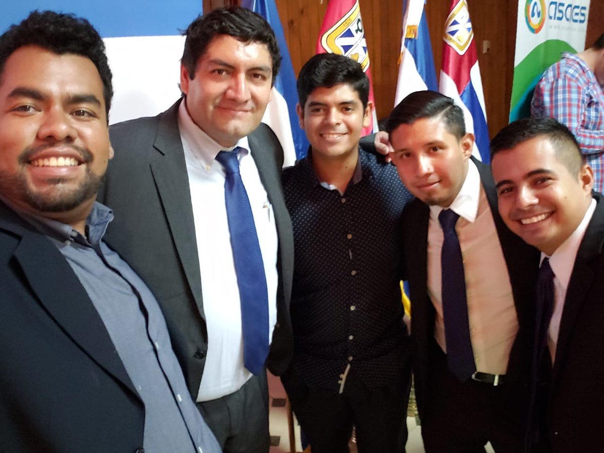 TeLoDiceTavo's tweet photo. Con Luis Viguria, Director ejecutivo de Young Americas Business Trust  ( @YABTs ) contándole un poco del todo el trabajo y los impactos de nuestros proyectos.

Acompañando a muestros compañeros de @asaessv en la entrega de su Plan de Acción  #DesarrolloSostenible #YoSoyElCambio https://t.co/xCdCns0Btk