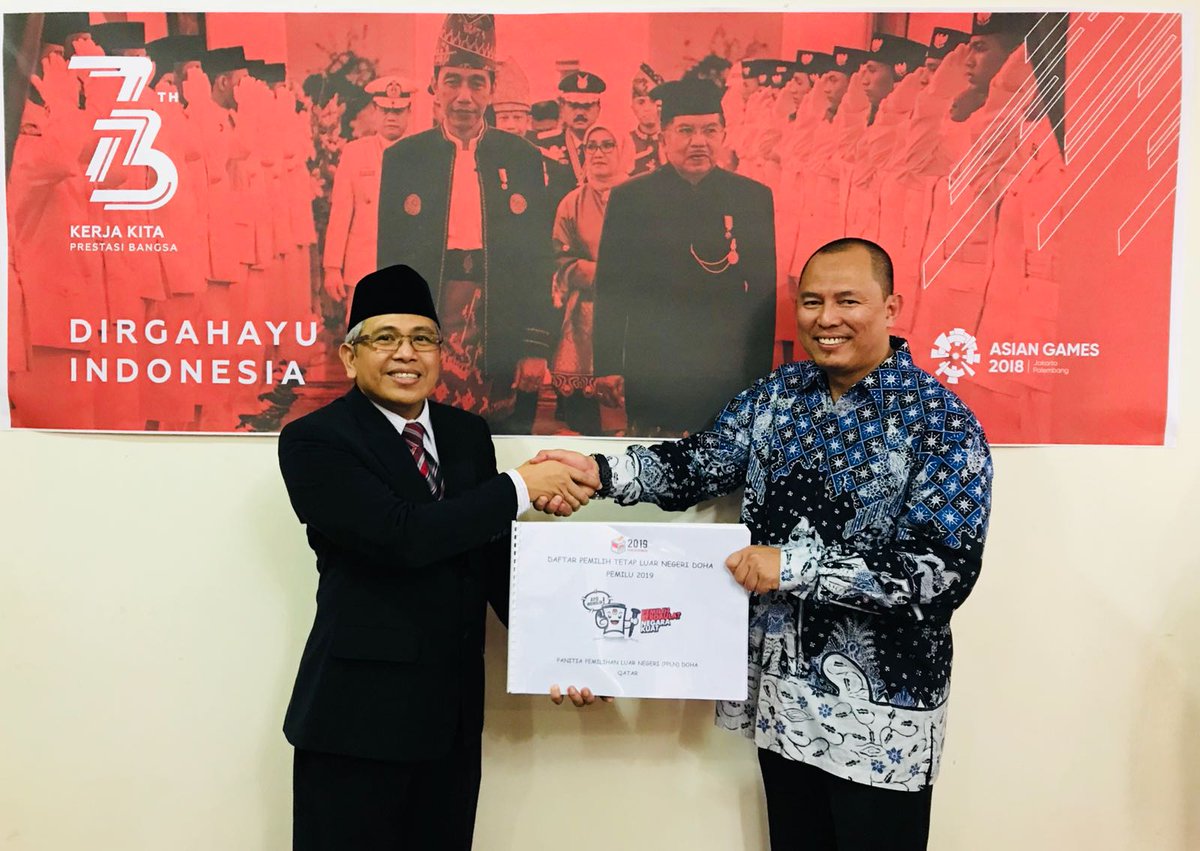IndonesiainDoha's tweet image. Penyerahan DPTLN Doha oleh Ketua PPLN Doha kepada Duta Besar LBBP RI yang diwakili oleh Bapak Zaenur Rofid selaku KUAI RI Doha

Pemilih Berdaulat Negara Kuat!

#pplndoha #Pemilu2019 @KPU_ID #KPUmelayani