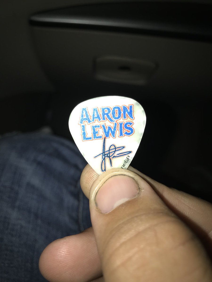 shaekelly33's tweet photo. Awesome show tonight @Aaronlewismusic and thanks for the guitar pic! #aaronlewis #choctawcasino https://t.co/JUMN8miuRb