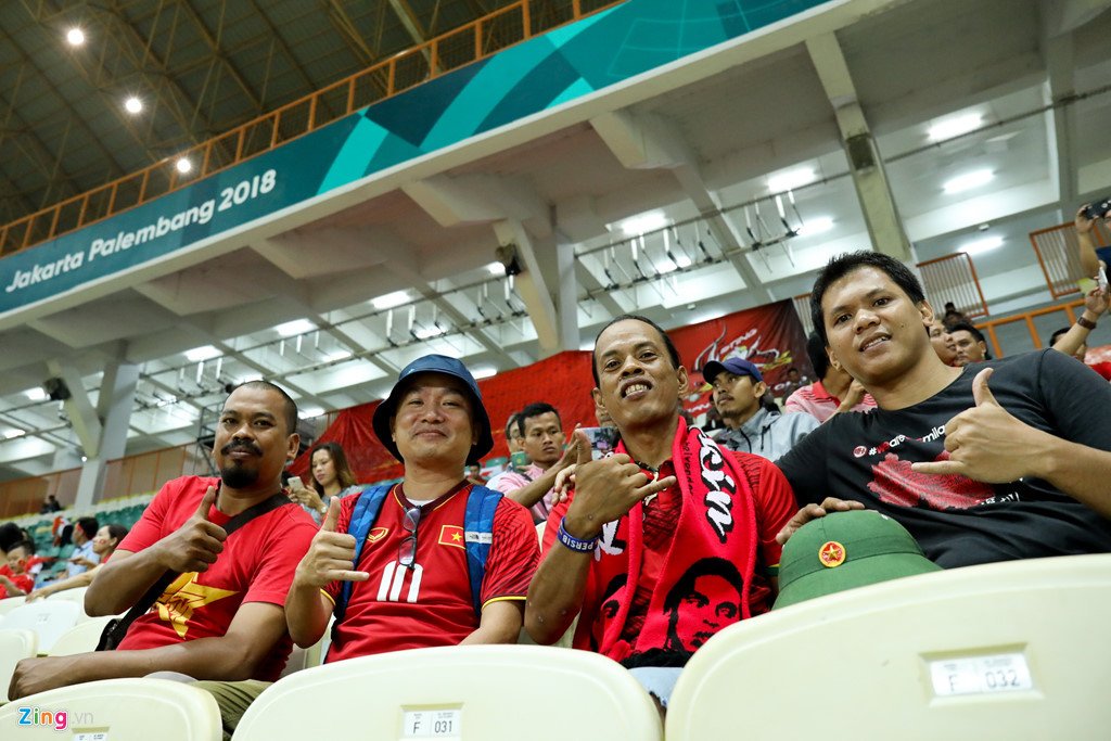 HerwinNaga8's tweet photo. We meet again #VanQuyet & #ACMVN! @acmilan Family! 🔴⚫🇮🇩🇻🇳
Thanks @asiangames2018 🙌
#AsianGames2018 #weareacmilan #MilanistiIndonesia #MilanistiVietnam #VanQuyet
cc: @infosuporter @AsianFballFeast https://t.co/cjb6YHAAzM