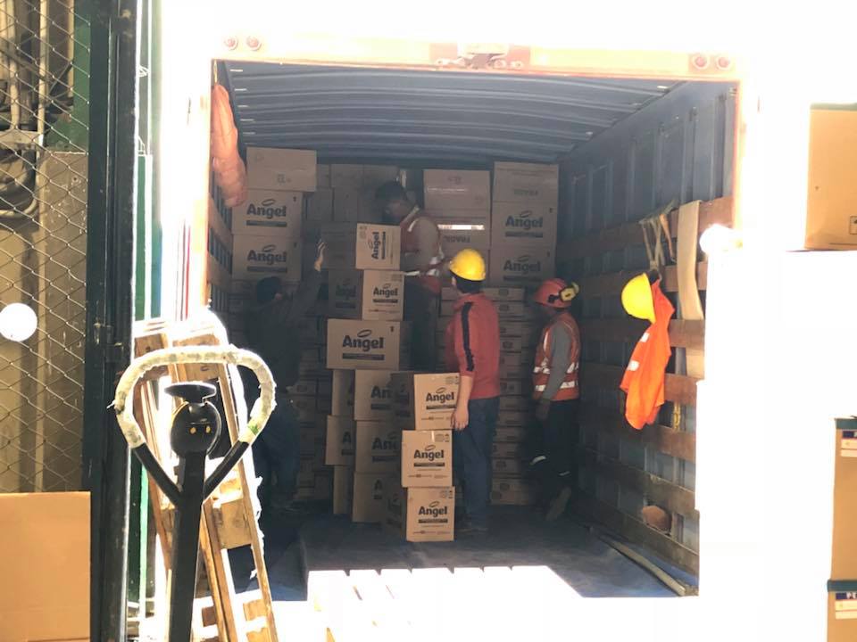 YTSF_sep_org's tweet photo. Hoy hemos cargado el camión que está llevando abrigo y alimentos para nuestros hermanos de Andahuaylas. En alianza con @aeaperu y @HunuqM estaremos repartiendo esta ayuda durante la próxima semana. Gracias a Ransa por el apoyo para que estas donaciones lleguen a su destino. https://t.co/OjmzPcYOx7
