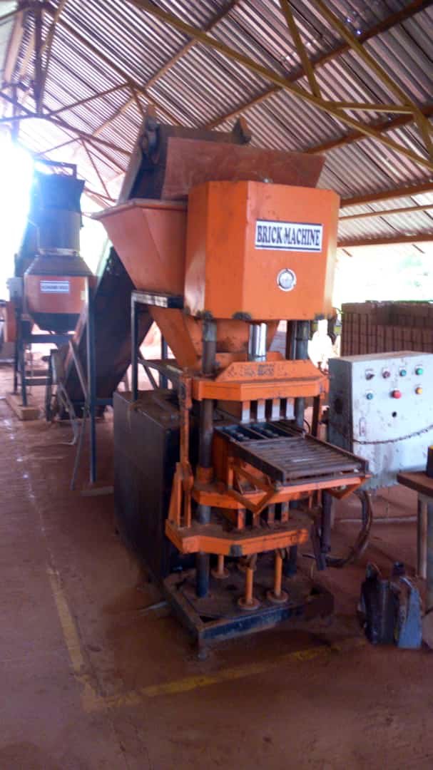brick_laya's tweet photo. Hello Twitter Fam, this is my main hustle. Please it won’t take y’all 3 secs to Retweet.. I produce bricks,build and consult. Please my customers might be on ur TL. Contact us on 0244579717 and 0275797179. Thanks 🙏🏽 https://t.co/HzexT1hStn