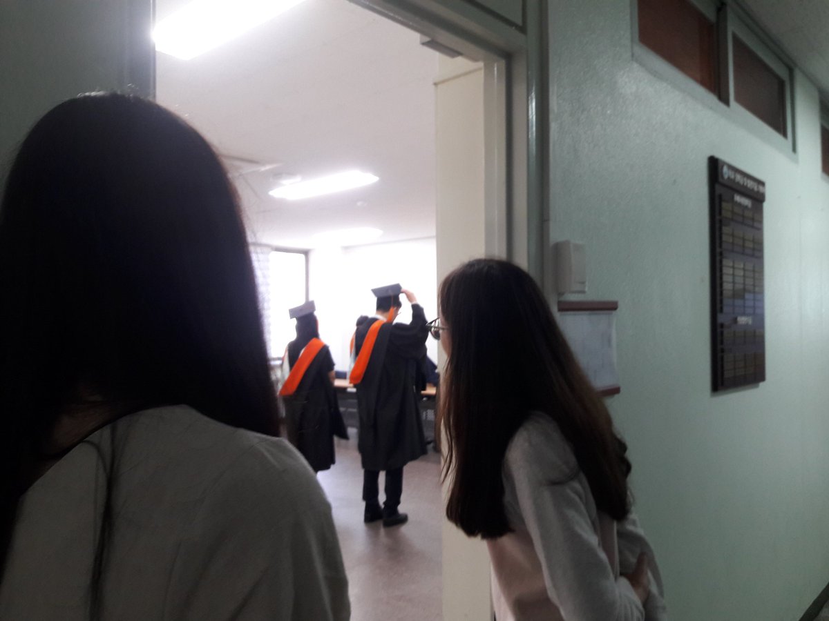 earninkorea's tweet photo. เกาหลีนี่บ้าเรียนขั้นเทพ แต่งานรับปริญญานี่... ดูอันนี้งานป.โท หอประชุมคือไร? รับมันในห้องเรียนนี่แหละ5555 จ้างช่างถ่ายรูปหรอ? กล้องออฟฟิเชียลคือมือถือ แล้วดูป้ายกับการเก็บป้าย555 หมดนี้ไม่ถึง 15 นาที โอ้ยยย #ร้องไห้หนักมาก #รีวิวเกาหลี https://t.co/zjxMtXi3Jx