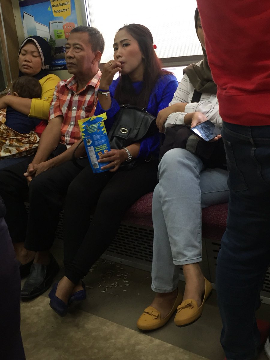 masih ada aja orang makan kuaci terus dibuang gitu aja di bawah kakinya. keselnya lagi aku gabisa negur karna jauh huhu sebelahnya diem aja dan petugas yang lewat pun diem aja 😭 tolong lebih tegas lagi ya <a href="/CommuterLine/">KAI Commuter</a>