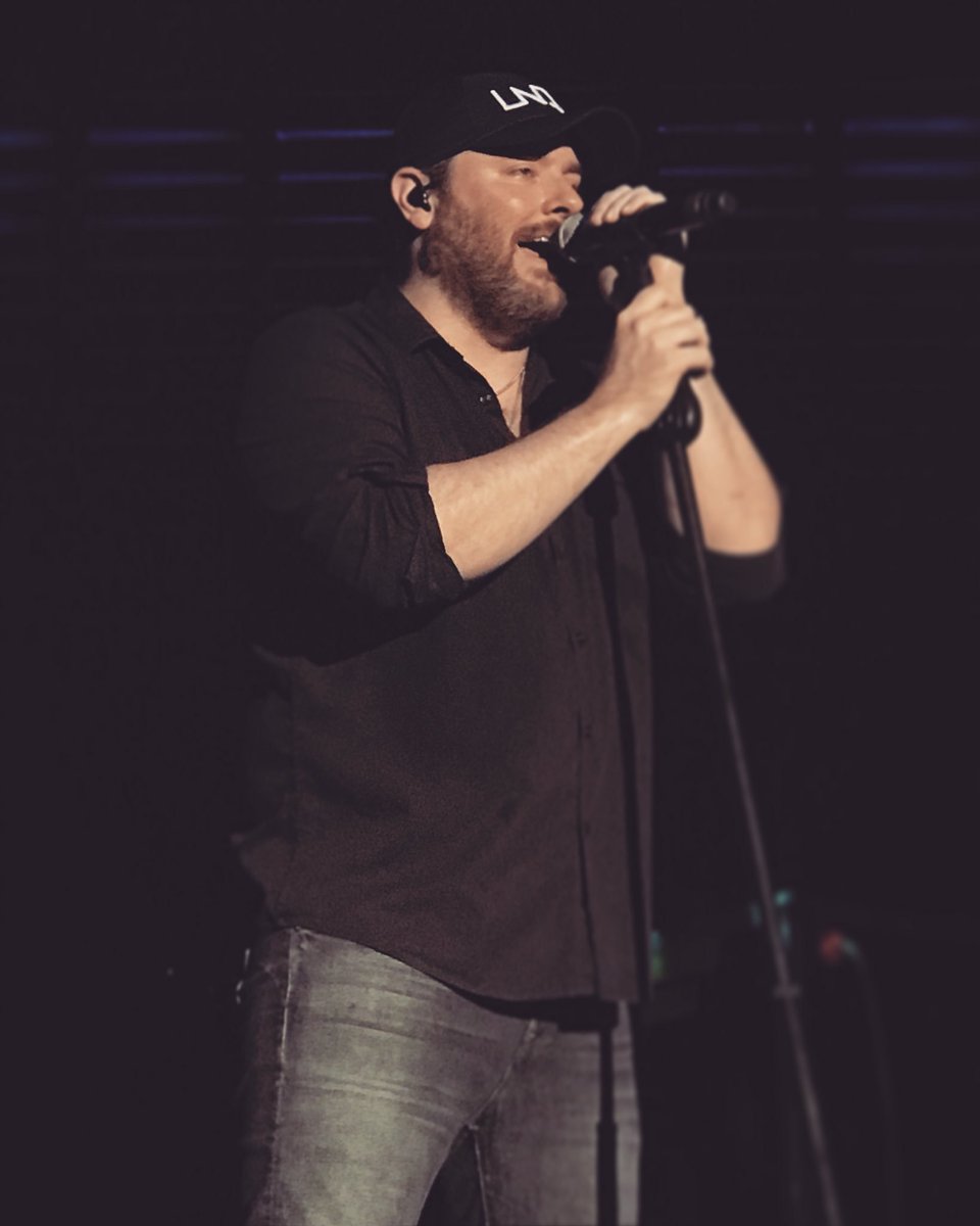 Stephanie2952's tweet photo. Thank you @ChrisYoungMusic for singing Text Me Texas for my momma tonight! Meant more than you know!❤️ #5yearsinthemaking https://t.co/y9icn84Ob3