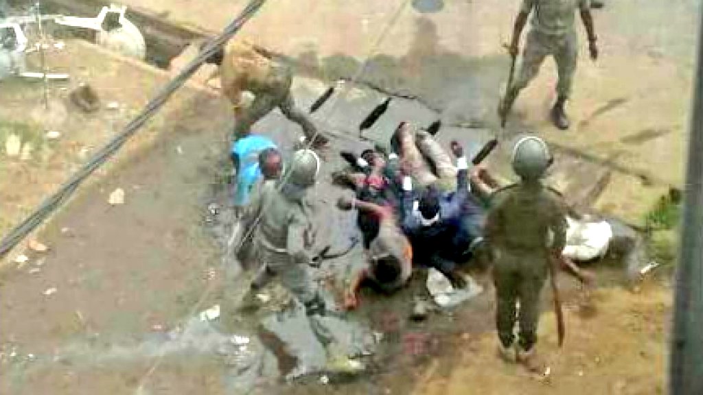 randzejude's tweet photo. Protest's in Cameroun ( ..a tale of the SUPERIOR &amp; the inferior) 

28.11.2016 - University of Buea students PEACEFULLY protest ON CAMPUS seeking some reforms. They are rather met with police brutality, rape &amp; illegal detentions that shocked the world.

#Thread /1 https://t.co/J8ac6KlW4U