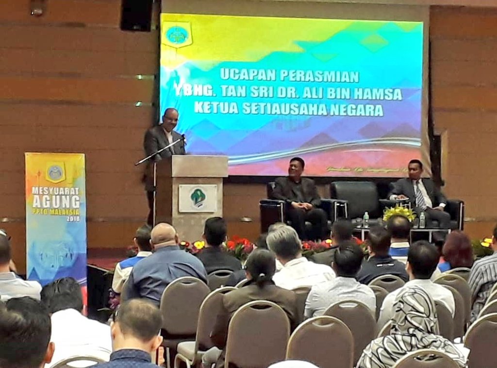 DrAliHamsa's tweet photo. Pada pagi ini, saya telah diberikan kesempatan merasmikan Mesyuarat Agung 2018 Persatuan Perkhidmatan Tadbir dan Diplomatik (PPTD). 

Selamat maju jaya kepada barisan exco PPTD 2018-2020! https://t.co/Hv8OiJCJFE