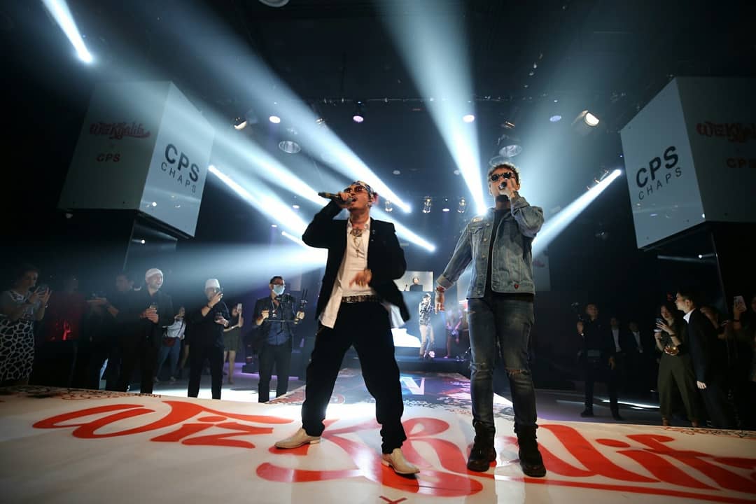 Tudd_Entertain's tweet photo. “เวย์ & นานา” นำทีมชาวแร็ปเปอร์ ร่วมอัพเดทเทรนด์แฟชั่นสุดฮิป! ในงานเปิดตัวคอลเลกชั่นพิเศษแห่งปี “Wiz Khalifa x CPS” พร้อมมินิคอนเสิร์ตสุดคูลจาก “หนุ่มเวย์ & URBOYTJ” ปิดท้ายด้วยปาร์ตี้ฮิปฮอปจาก “ดีเจต๊อบ” ฟินสุดๆ
#wizkhalifaxcps
#cpschaps
#polypluspr
#ddwork https://t.co/TUsMJ28K72