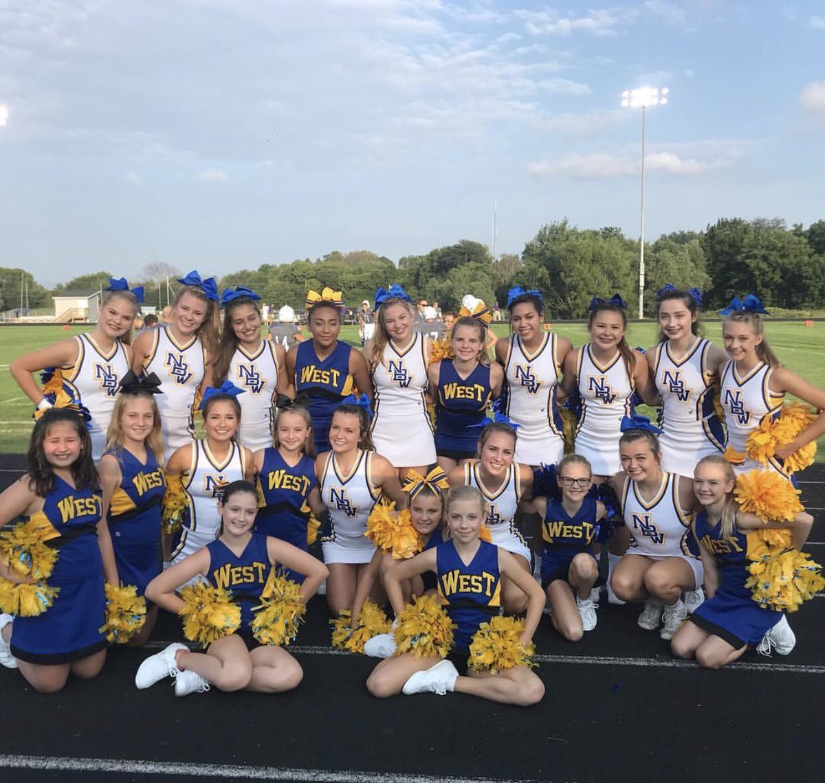 Had our minis cheering by our sides tonight! 🎀☺️ #youthcheer #youthnight