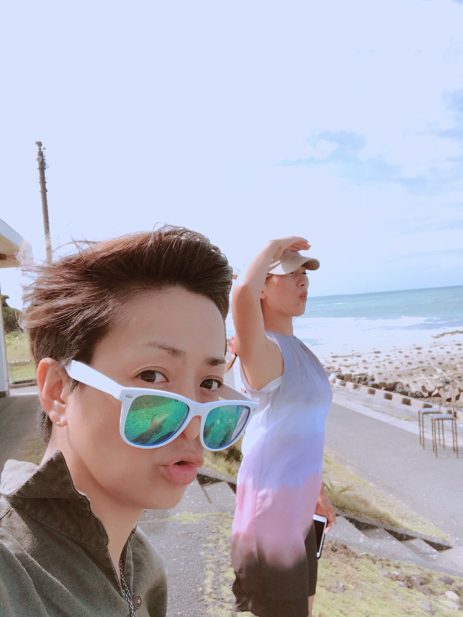 水野 裕子 海風に吹かれて髪型がロカビリーになった