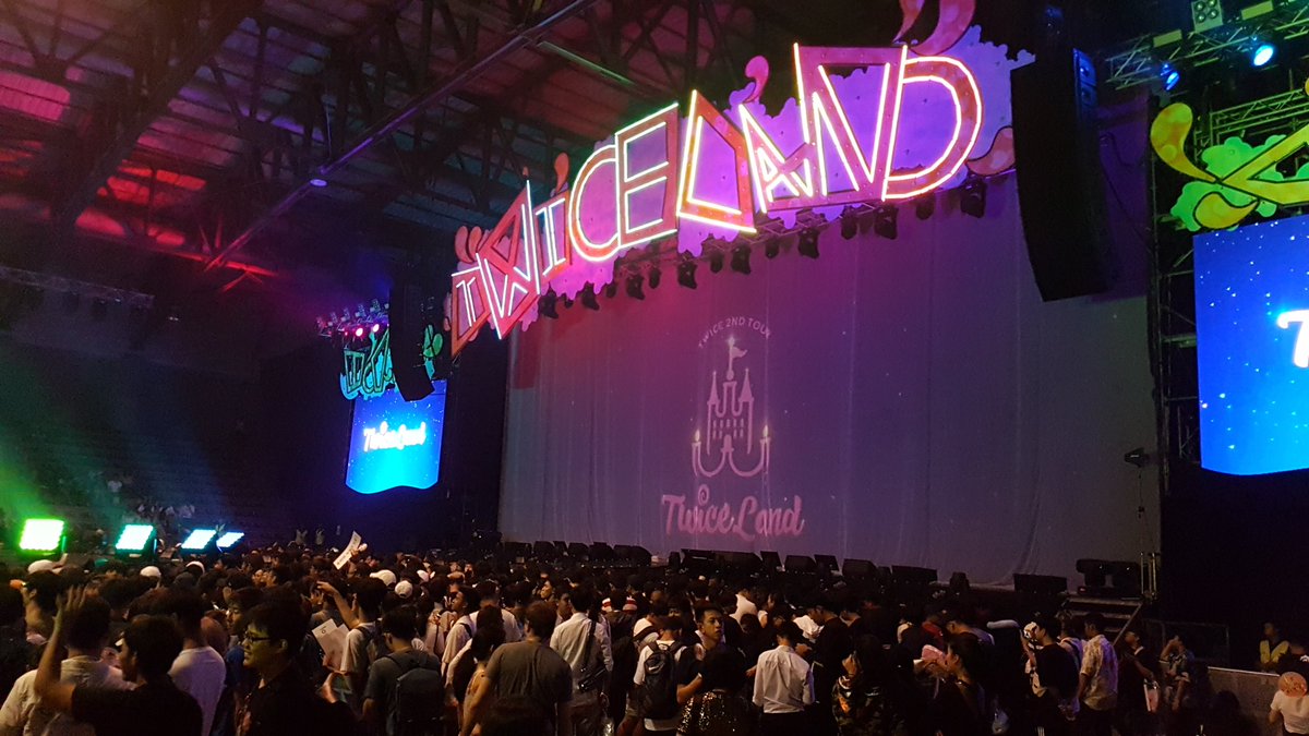 SWG96MOMO's tweet photo. คิดถึงนะ :) #TWICELANDZONE2inBANGKOK https://t.co/6OhCK7VnT1