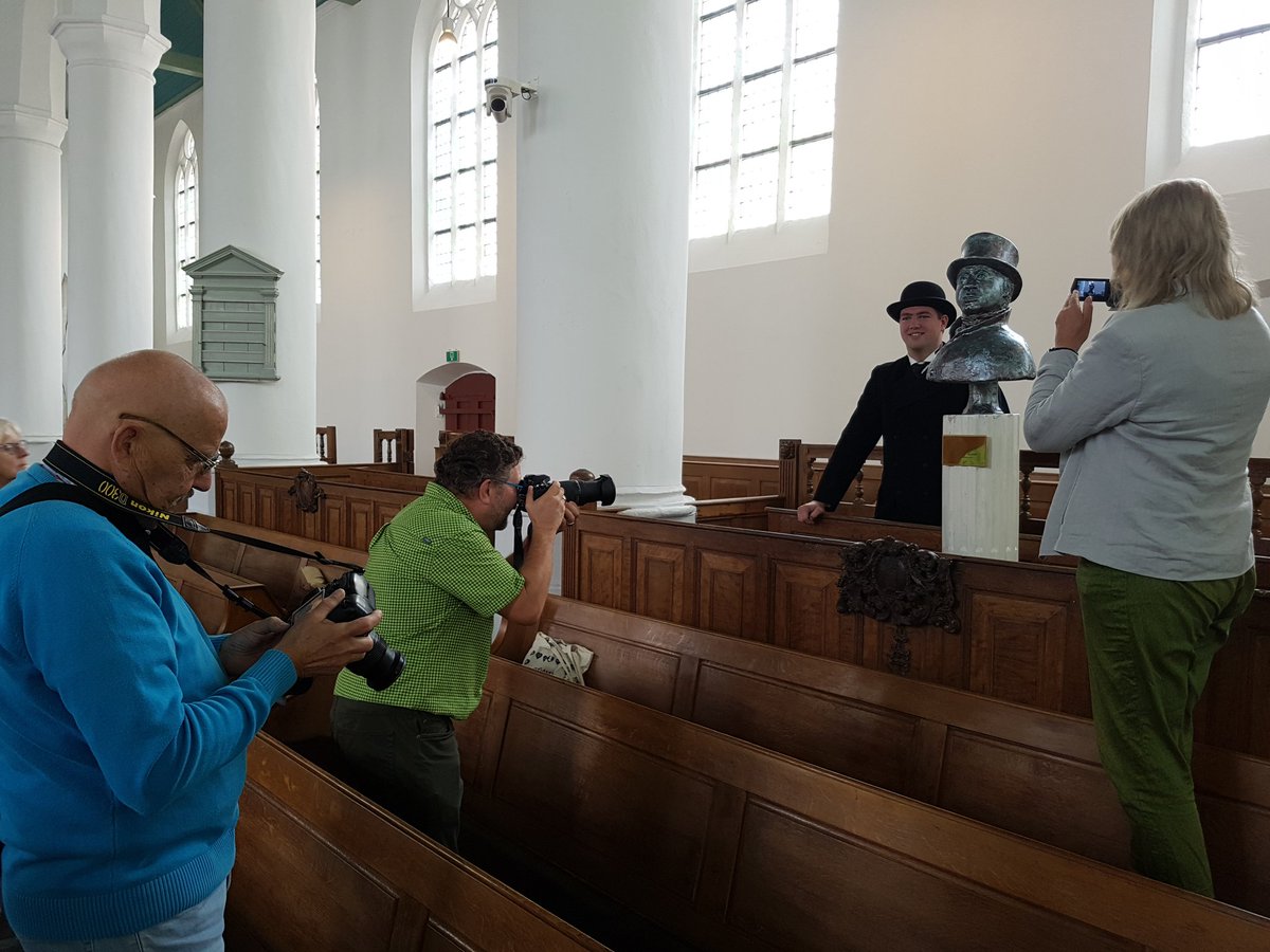 HFScheveningen's tweet photo. We zijn al weer bijna een uurtje bezig! Veel belangstelling voor de onthulling van het borstbeeld van Jacob Pronk in de Oude Kerk #aanzee #HFS2018 #Scheveningen https://t.co/6LELxmDb4u