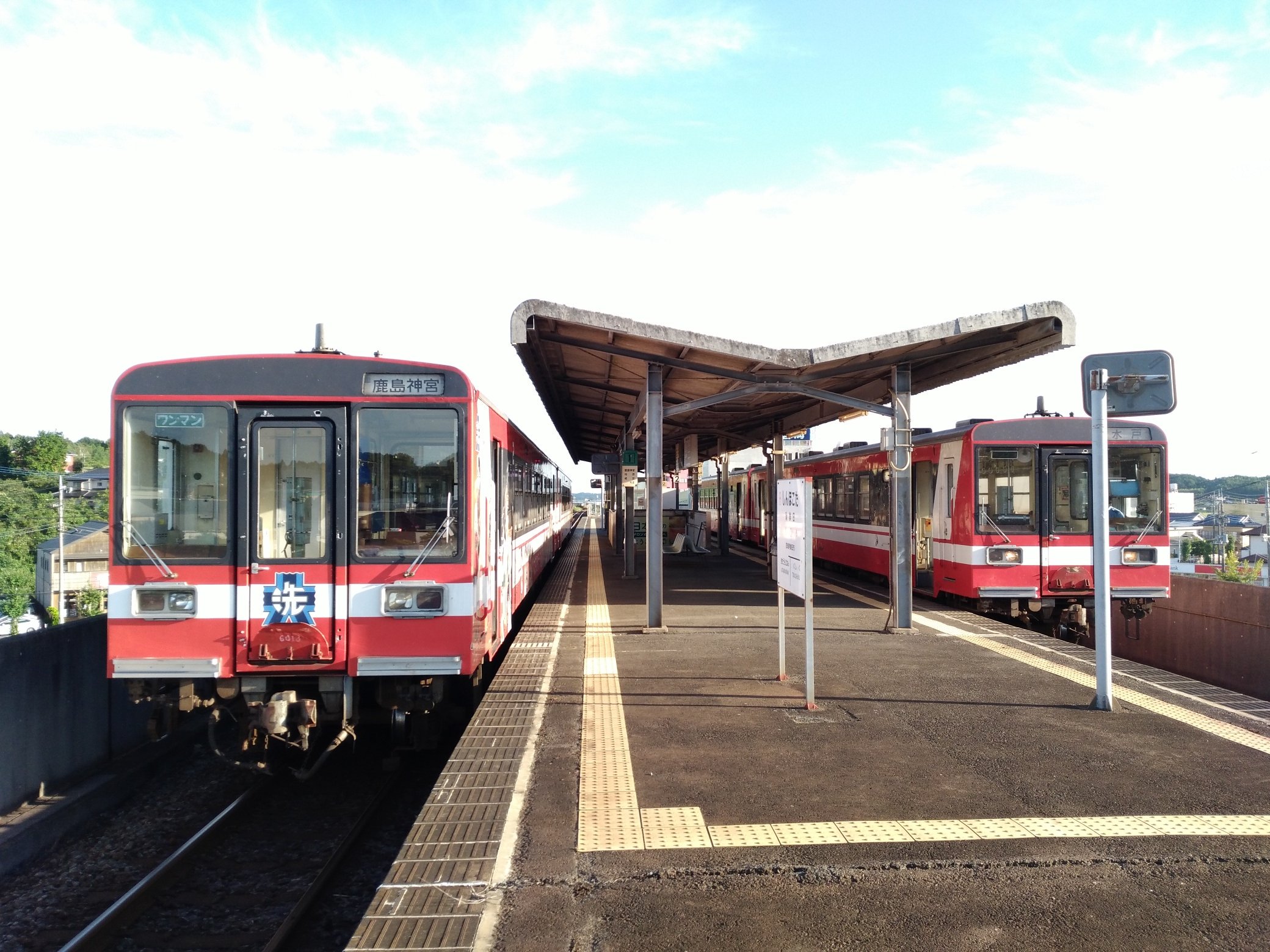 国鉄型が好き 新鉾田駅でちょうど上下列車が交換します 鹿島神宮行普通列車は6000形気動車2両編成 後方はガールズ Amp パンツァーラッピング車両でした 鹿島臨海鉄道 大洗鹿島線 新鉾田駅 6000形 ガルパン T Co K27iogn1vj Twitter
