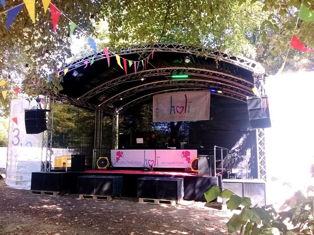 HoliColorsBonn's tweet photo. Die Bühne steht, jetzt fehlt nur noch ihr! Einlass beginnt JETZT! #holicolorsbonn #holicolors #bonn #basecampbonn #festival #openair #letsgetbunt https://t.co/VoD9cVWfFF