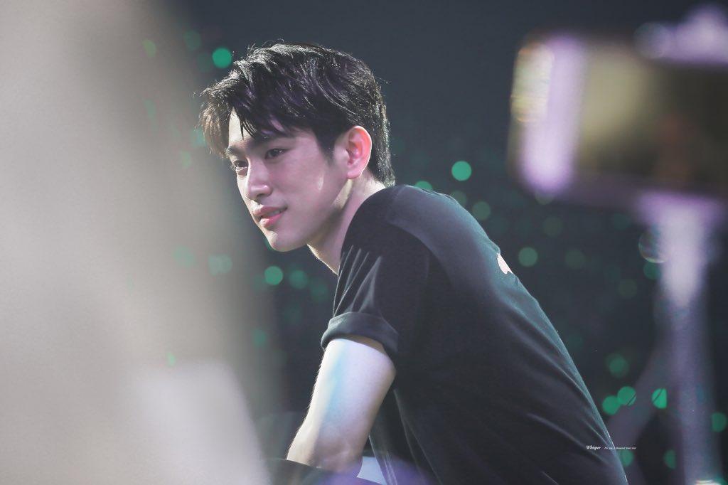 Whisper_922's tweet photo. [HQ] 180706 Eyes On You in LA
초록빛 은하수들이

#갓세븐 #진영 #GOT7 #JINYOUNG 
#GOT7WORLDTOUR https://t.co/cXMJC1GkVc