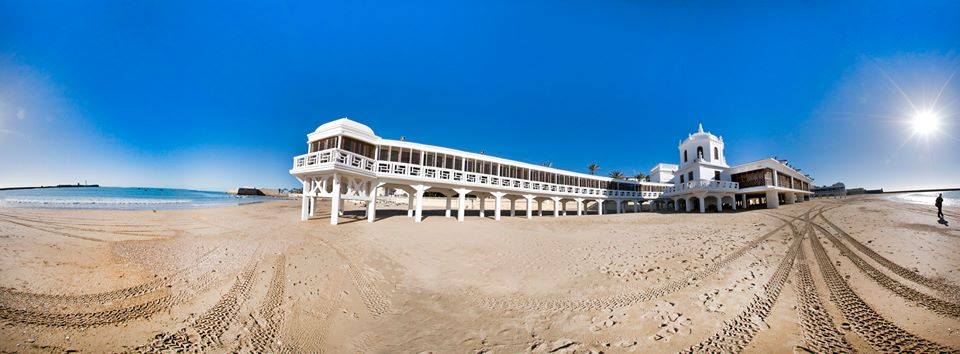 VisitCadiz's tweet photo. Tesoros de #Cádiz...Playa de La Caleta…https://t.co/EJYe5PiG8N https://t.co/Xpdg2QVF68