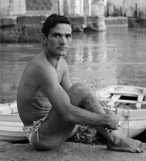 It is Summer time! Here Pier Paolo Pasolini (@Toti_Scialoja, photo © Gabriella Drudi (1950-1955) in Rome) among the boats along the bank of the Tiber. 
#Pasolini #ItalianFilm