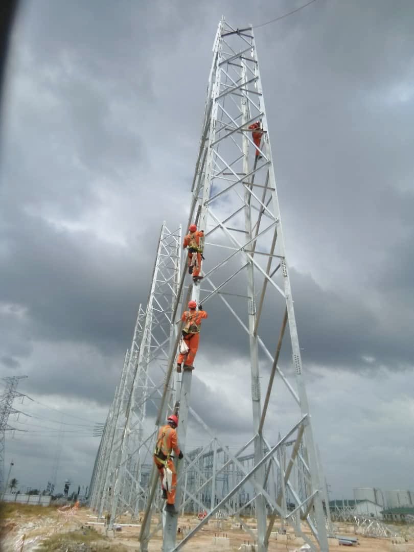 CSIEnergyGroup's tweet photo. This week our HSE team supervised a working at height training exercise covering tower climbing with an emphasis on double lanyard anchor hooking to maintain 3 points of contact
Location: 185MW Kinyerezi 1 Extension Project
#CSIEnergyGroup #SafetyCulture #HumansOfCSI https://t.co/oBAZtkrSqk